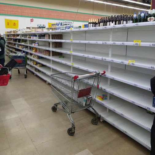 Пустые полки супермаркета в России