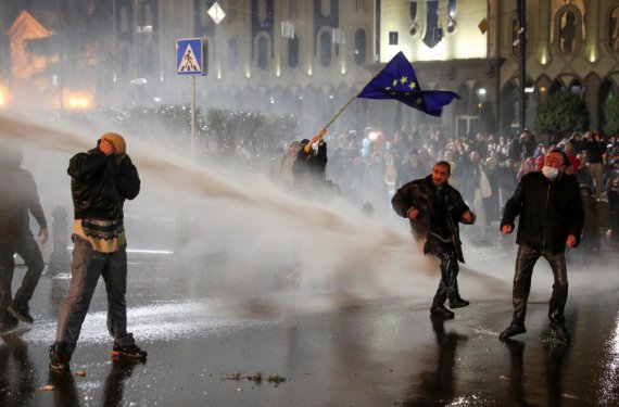 Протести на вулицях Тбілісі у ніч на серед