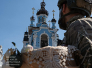 Украинские воины даже в самых горячих точках находят время и способ почтить традиции: кладут паски в шлемы вместо корзин, красят яйца в камуфляжные цвета