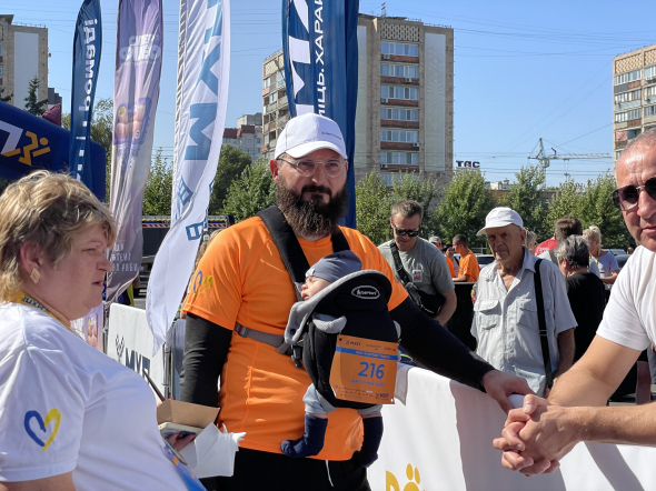 Наймолодший учасник марафону двомісячний Лука