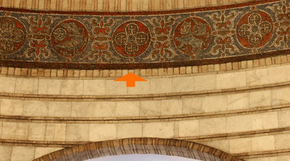 Надпись находится прямо над выходом к эскалатору, который ведет на поверхность