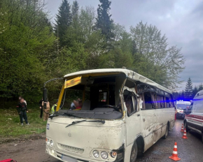 Вантажівка з причепом зіткнулася із рейсовим автобусом: загинула дитина