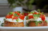 Вкус лета на хрустящем хлебе: записывайте лучший рецепт тостов с бурратой и томатами